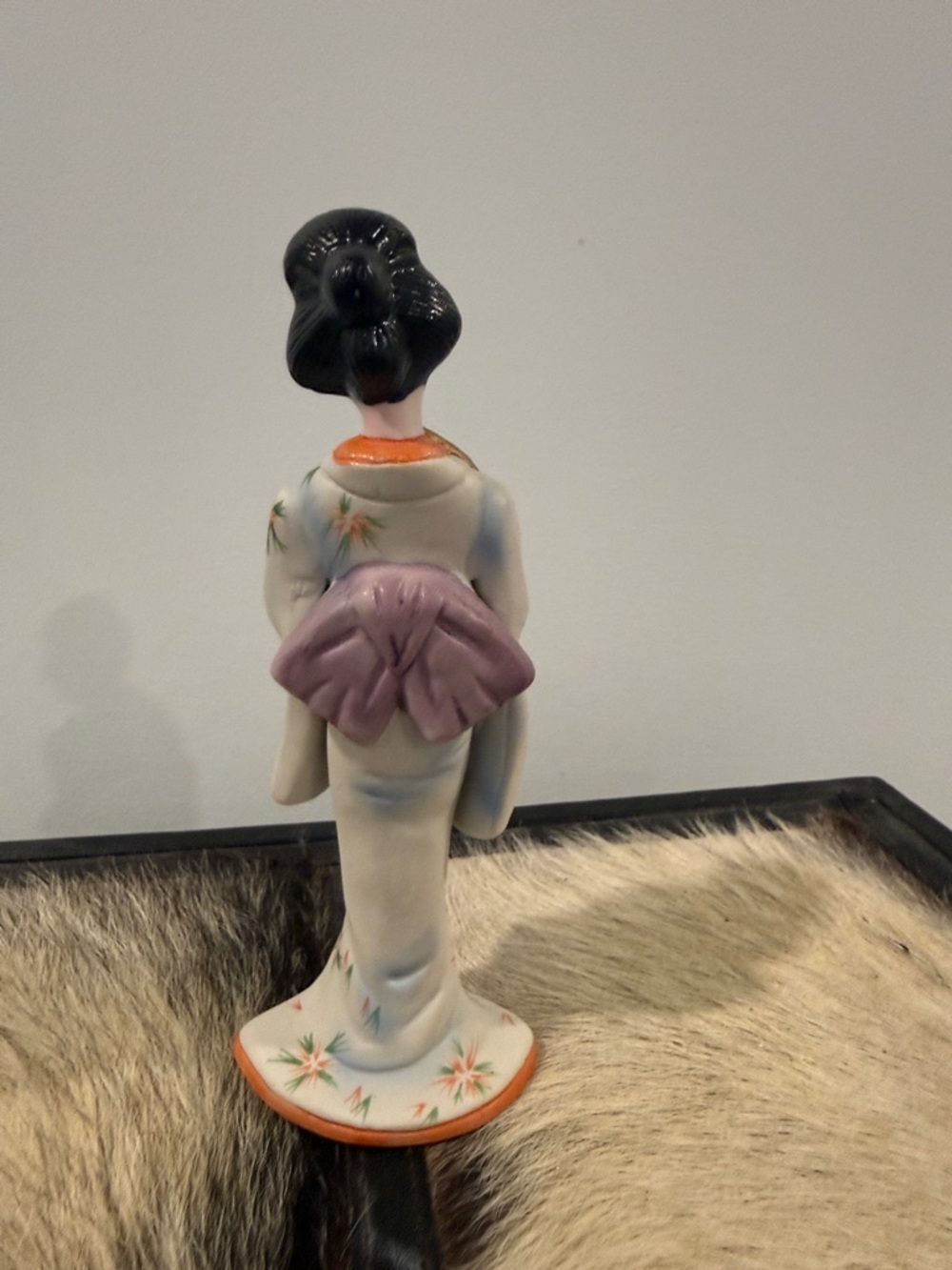 Small Hand-Painted Porcelain Geisha Figurine in White and Orange with Gold Fan - Picture 3 of 5